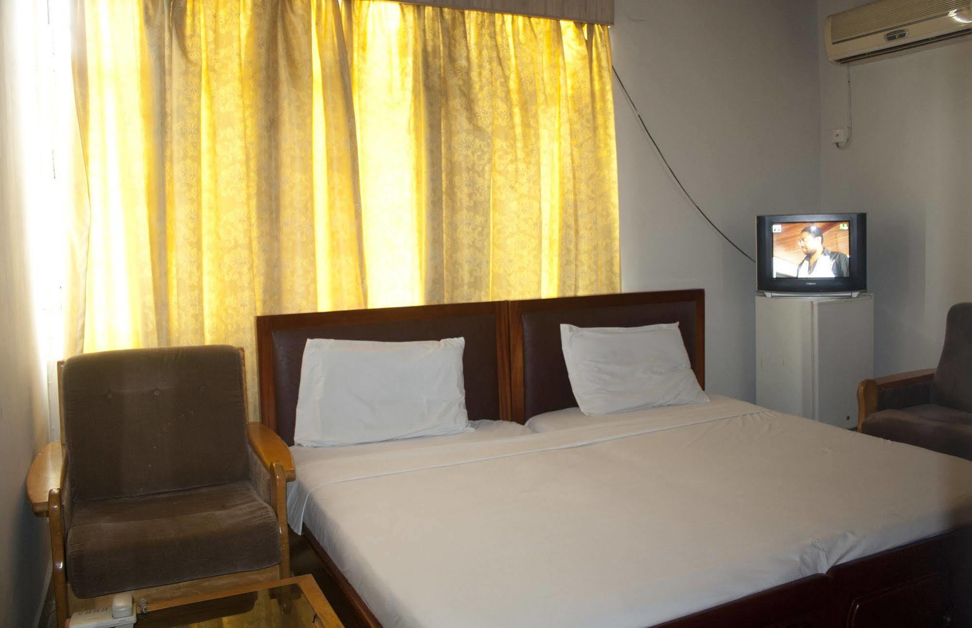 East Legon Guest Lodge Madina 外观 照片