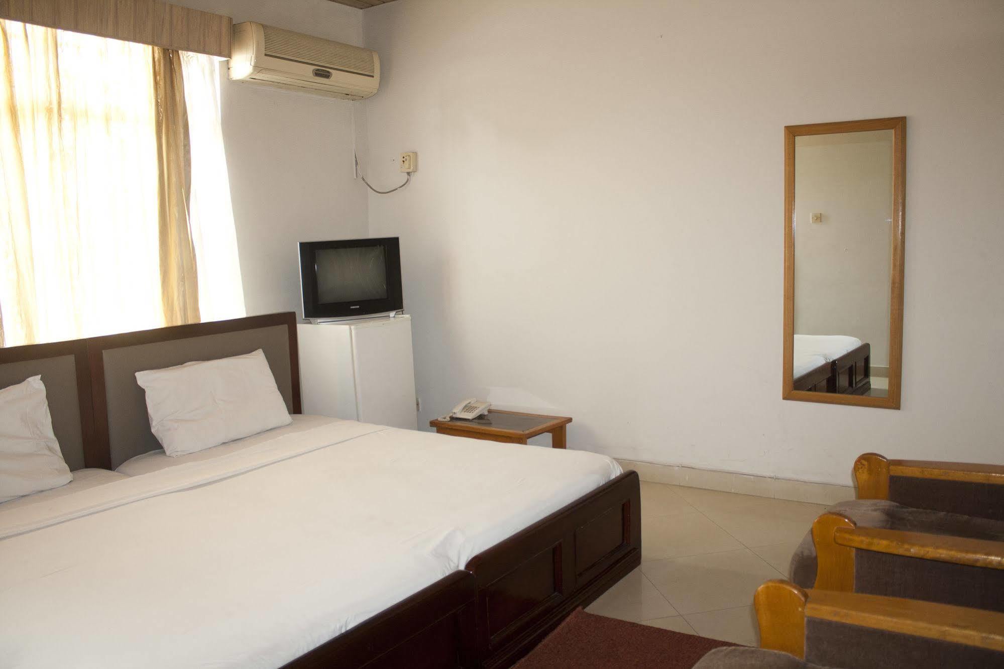 East Legon Guest Lodge Madina 外观 照片